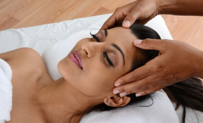Massages capillaires : bienfaits et techniques