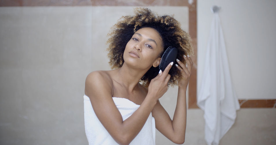 10 idées reçues sur les cheveux