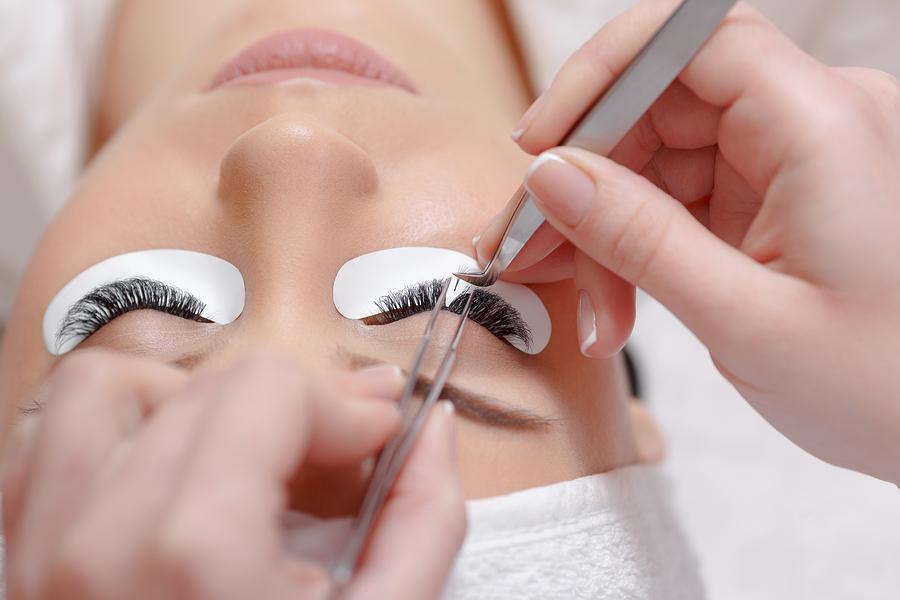 Comment mettre des faux cils comme une pro ?