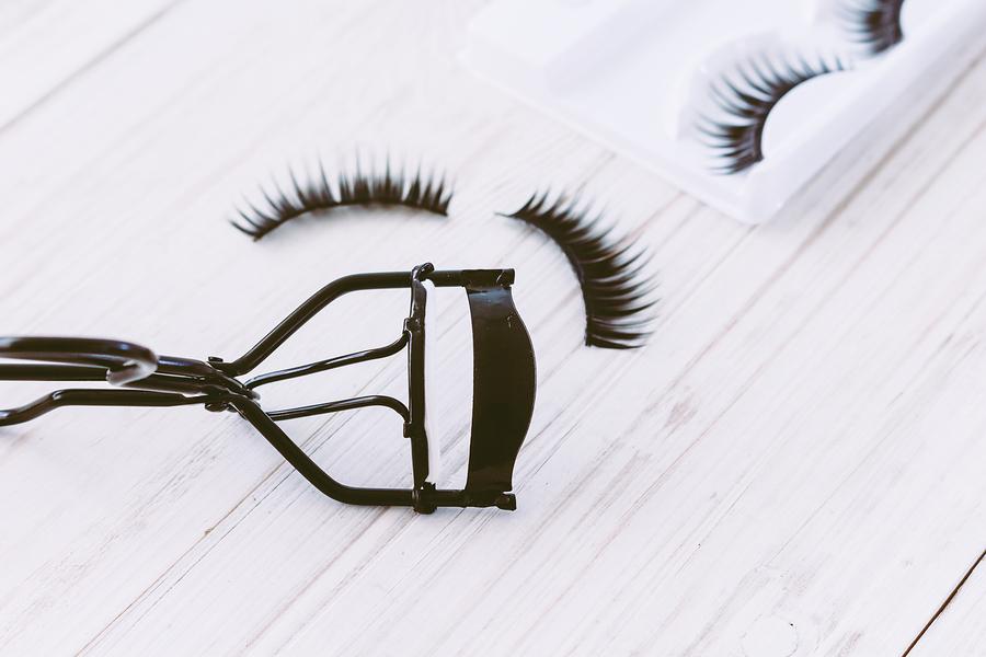 Comment mettre des faux cils comme une pro ?